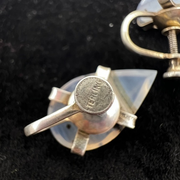 Beautiful Vintage Tear drop Screw Back Earrings - Picture 3 of 3